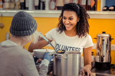 photo of volunteer from our vegetarian community helping to feed the homeless